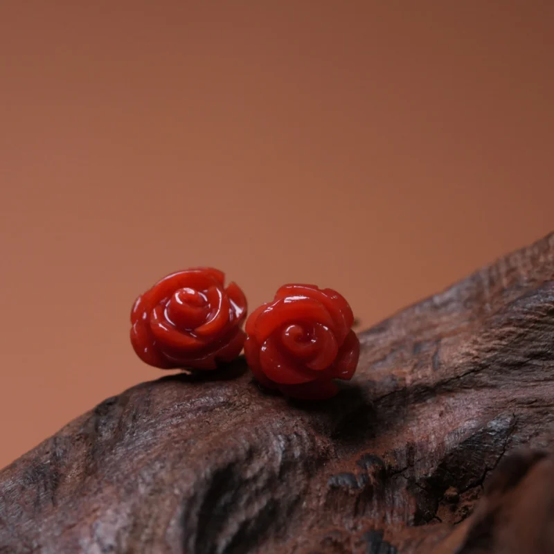 O1CN01rEjaoQ2FOWDmiB9fN_3085518870.webp 【直播中国】红桥 珊瑚设计款玫瑰少女耳钉耳饰 18K金